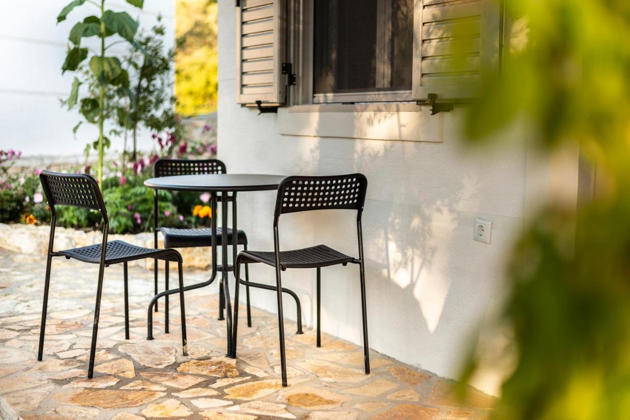 Janakis Garden Livadi Aparthotel Himare Fshat Exteriör bild